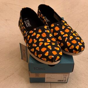 NWT TOMS Black and Orange Candy Corn Halloween Slip-Ons